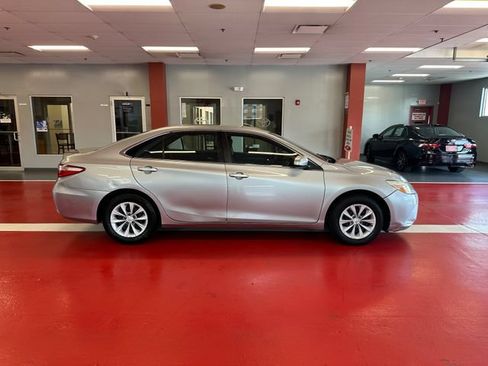 Used 2016 Toyota Camry LE FWD image 3