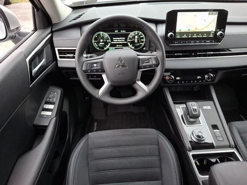 New 2025 Mitsubishi Outlander SE image 11