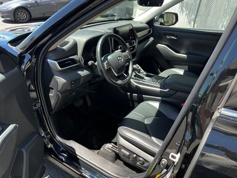 Used 2022 Toyota Highlander XLE AWD/4WD image 16