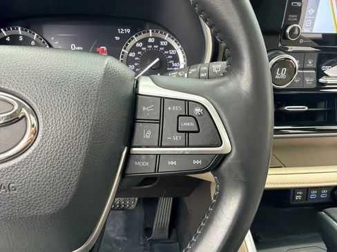 Used 2022 Toyota Highlander XLE AWD/4WD image 14