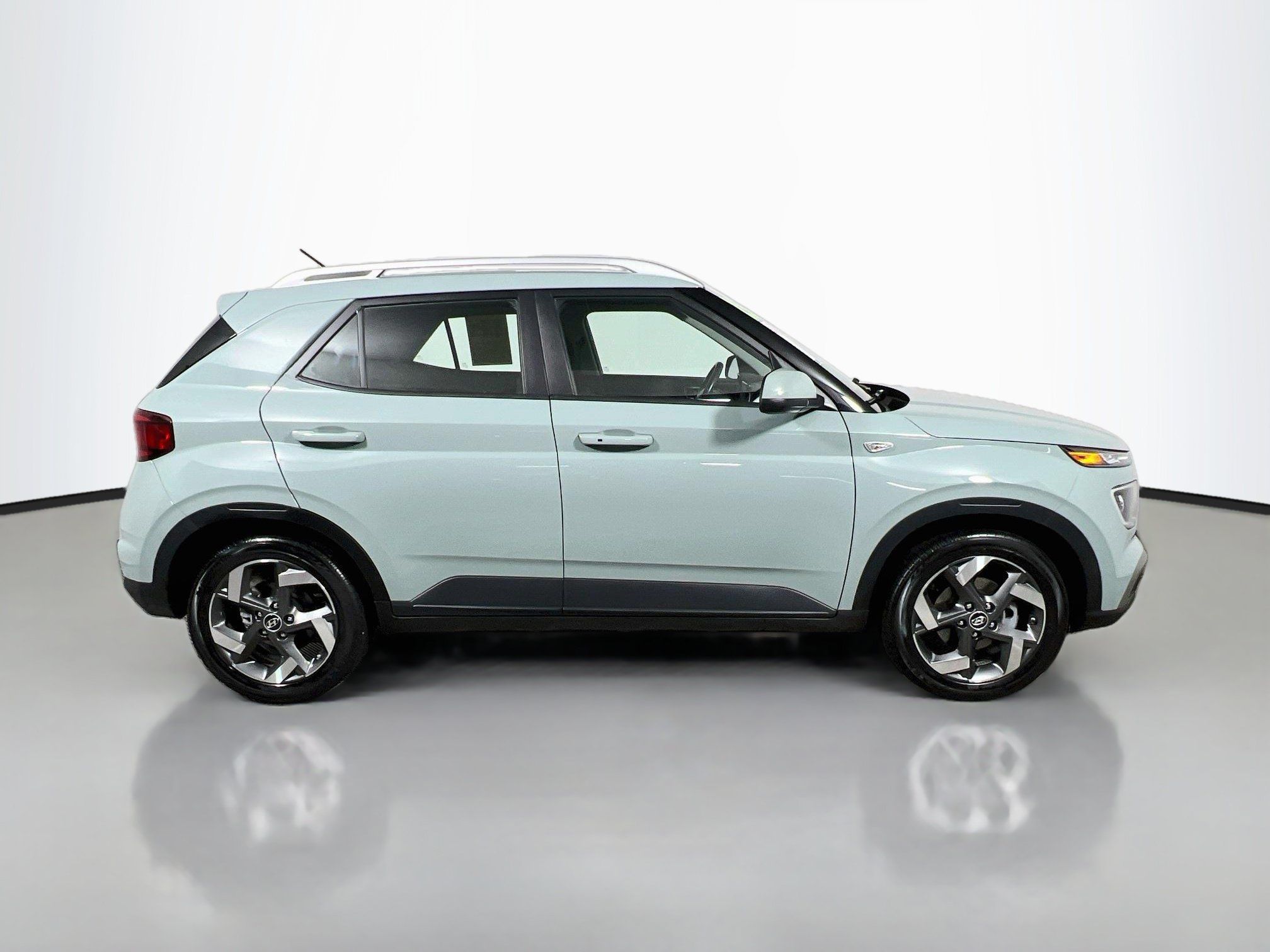 Used 2025 Hyundai Venue SEL FWD image 3