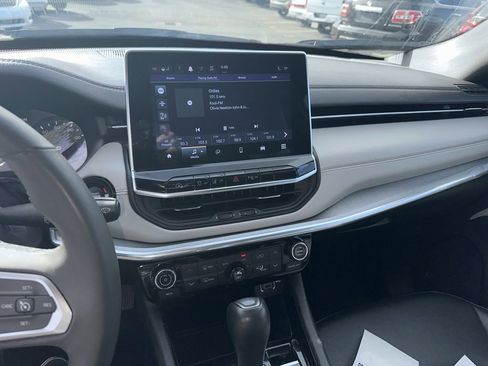 Used 2024 Jeep Compass Limited image 3