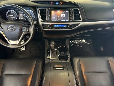 Certified 2019 Toyota Highlander XLE AWD/4WD image 18