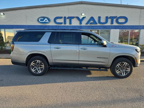 Used 2025 Chevrolet Suburban Z71 image 2