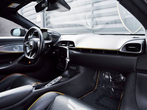 Used 2023 McLaren Artura image 37