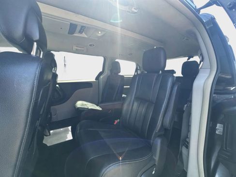 Used 2015 Chrysler Town & Country Touring image 10