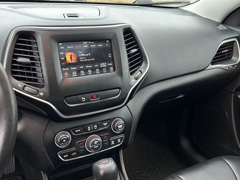 Used 2019 Jeep Cherokee Latitude Plus w/ Comfort/Convenience Group image 9