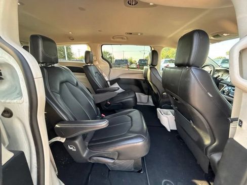 Used 2024 Chrysler Pacifica Touring-L FWD image 12