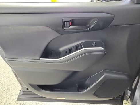 Used 2023 Toyota Highlander LE FWD image 21
