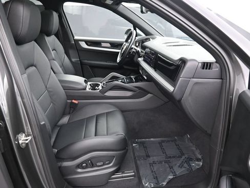 Certified 2024 Porsche Cayenne AWD/4WD image 28