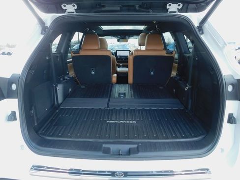 Used 2023 Toyota Highlander Platinum image 12