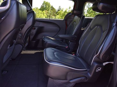 Certified 2025 Chrysler Pacifica Limited FWD image 23