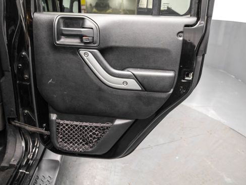 Used 2018 Jeep Wrangler Unlimited Sahara image 36