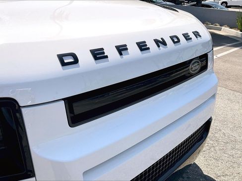 Certified 2025 Land Rover Defender 110 X-Dynamic SE AWD/4WD image 31