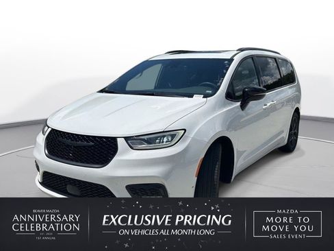 Used 2025 Chrysler Pacifica Limited FWD image 1