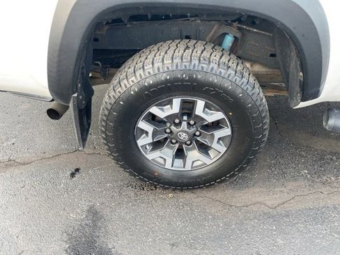 Used 2019 Toyota Tacoma TRD Sport image 17