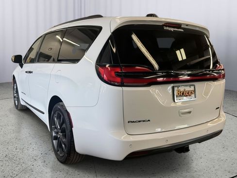 Used 2024 Chrysler Pacifica Touring-L w/ Road Tripper Package AWD/4WD image 4