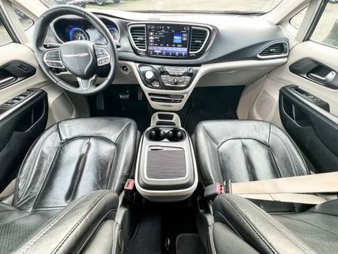 Used 2022 Chrysler Pacifica Touring-L image 12