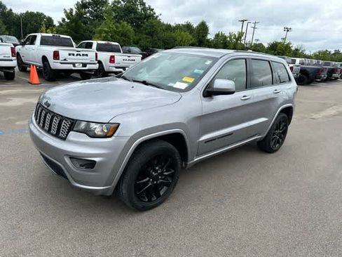 Used 2019 Jeep Grand Cherokee Altitude AWD/4WD image 12