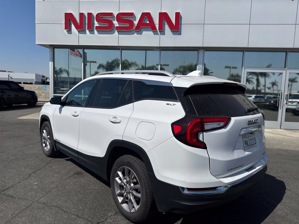 Used 2024 GMC Terrain SLT AWD/4WD image 2