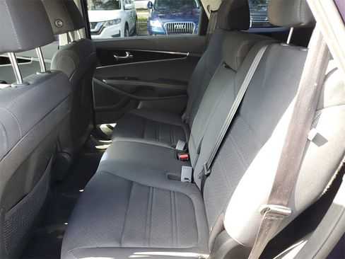 Used 2019 Kia Sorento S image 11