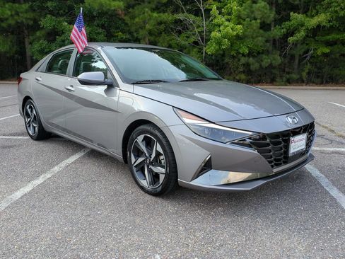 Used 2023 Hyundai Elantra Limited w/ Preferred Accessory Package FWD image 2
