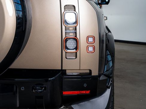 Used 2025 Land Rover Defender 110 X image 31