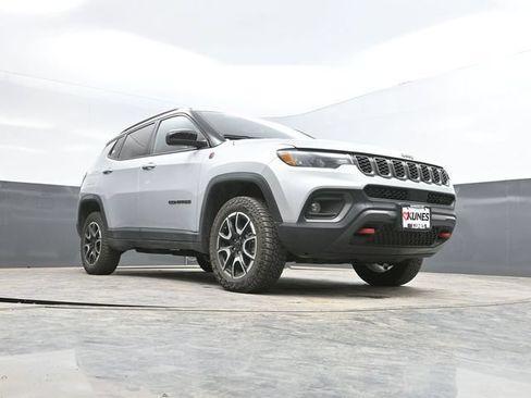 Used 2025 Jeep Compass Trailhawk AWD/4WD image 46