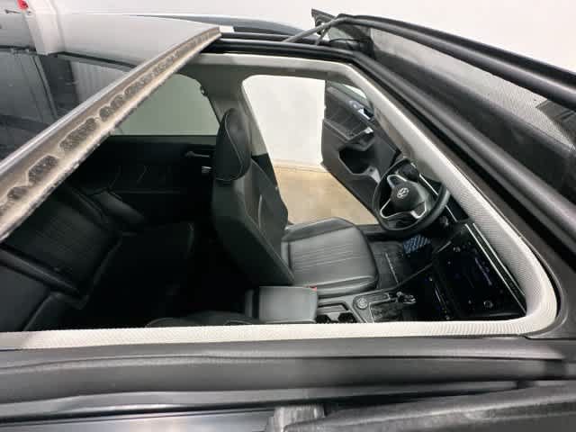 Used 2024 Volkswagen Tiguan SE w/ Panoramic Sunroof Package AWD/4WD image 6