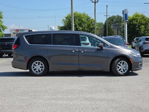 Certified 2023 Chrysler Pacifica Touring-L FWD image 8