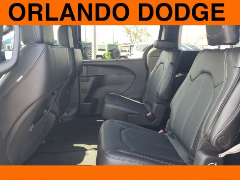 New 2026 Chrysler Pacifica Select image 10