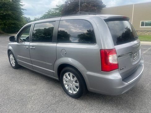 Used 2014 Chrysler Town & Country Touring FWD image 16