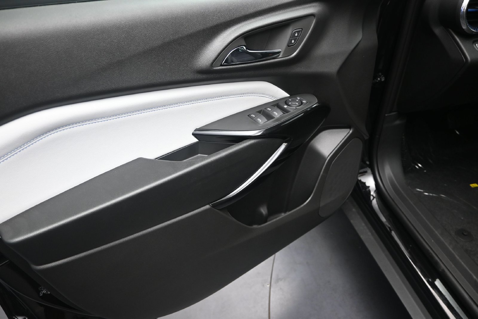 New 2026 Chevrolet Trax LT w/ Midnight Edition FWD image 11