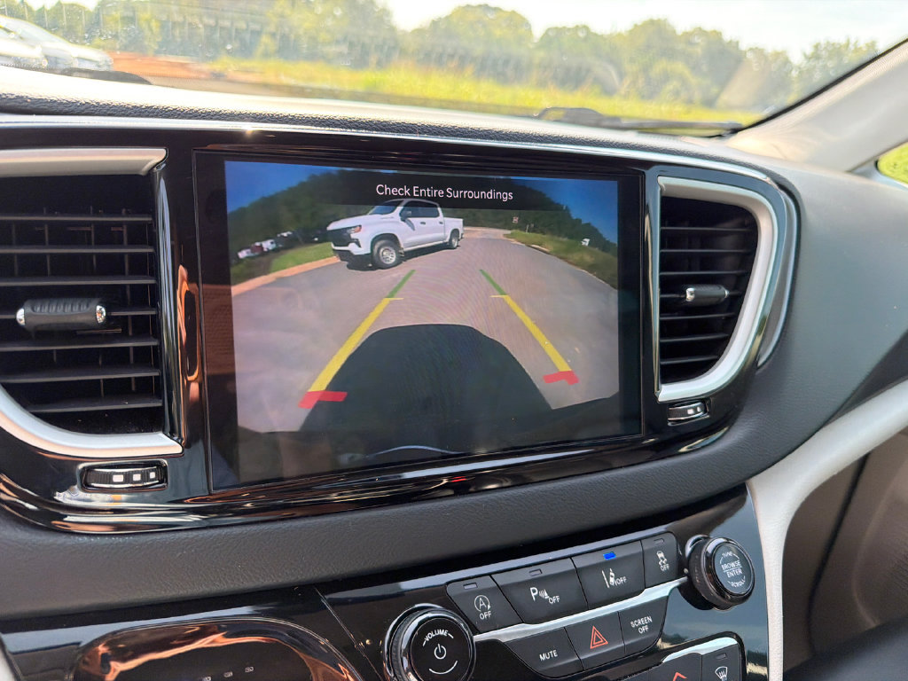 Used 2023 Chrysler Pacifica Touring-L FWD image 27