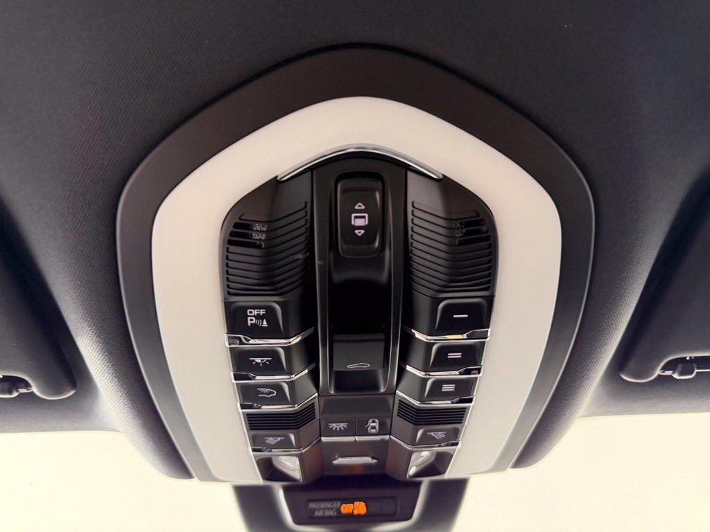 Certified 2023 Porsche Macan AWD/4WD image 30