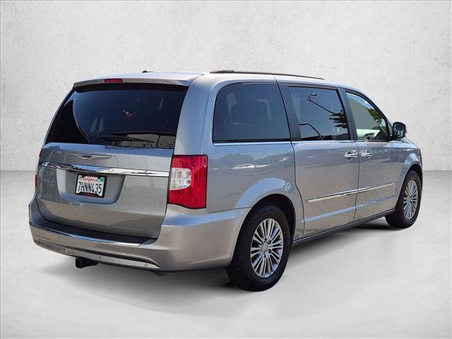 Used 2014 Chrysler Town & Country Touring-L w/ Driver Convenience Group FWD image 5