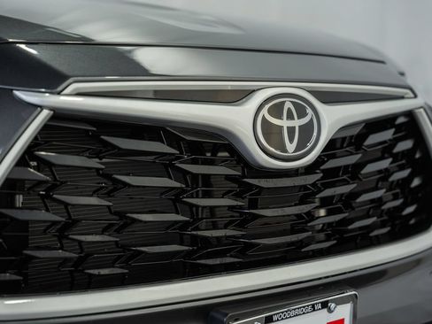 Used 2025 Toyota Highlander XLE AWD/4WD image 10