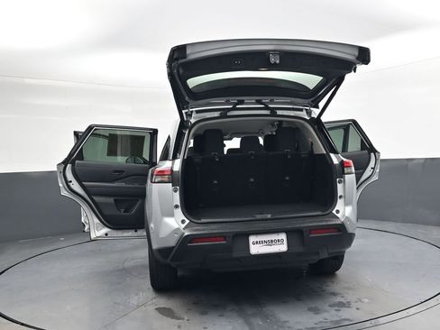 Used 2025 Nissan Pathfinder SV image 46