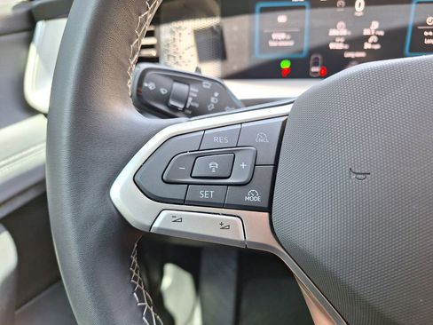 Used 2025 Volkswagen Tiguan SE FWD image 19