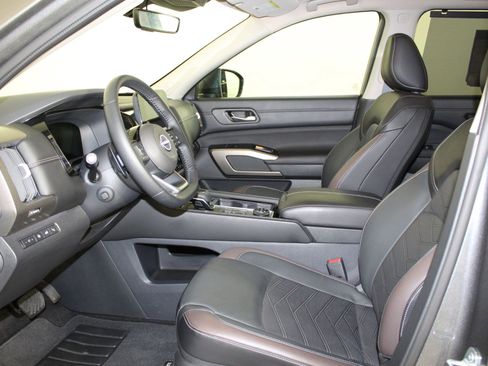 Used 2024 Nissan Pathfinder Platinum image 24