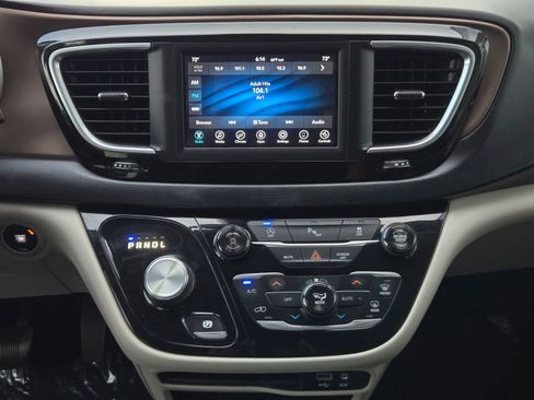 Used 2018 Chrysler Pacifica Touring-L image 30