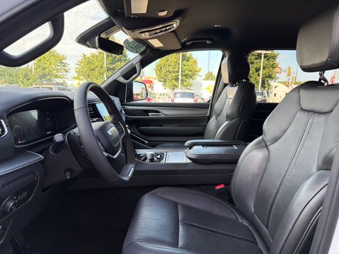 Used 2025 Jeep Wagoneer L Series II AWD/4WD image 16
