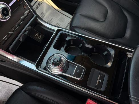 Used 2019 Ford Edge Titanium FWD image 18