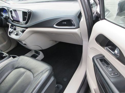 Used 2021 Chrysler Pacifica Touring-L image 21