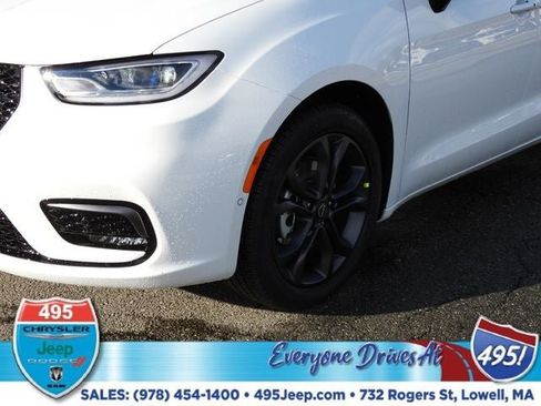 New 2026 Chrysler Pacifica Select image 9