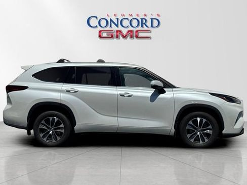 Used 2021 Toyota Highlander XLE AWD/4WD image 3