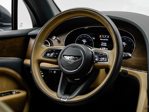 Used 2023 Bentley Bentayga Extended Wheelbase AWD/4WD image 50
