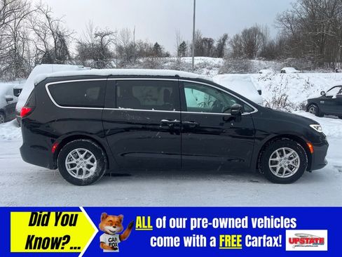 Used 2024 Chrysler Pacifica Touring-L image 2