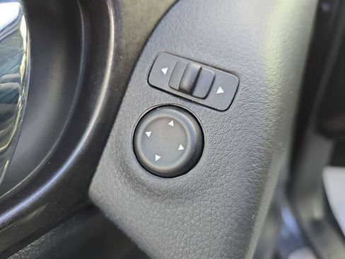 Used 2018 Nissan Rogue SV image 13