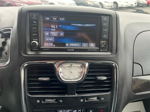 Used 2014 Chrysler Town & Country Touring image 15